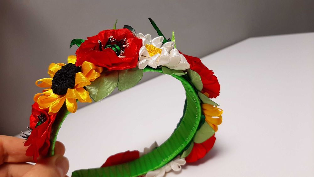 Гарний віночок з квітами на голову до свята