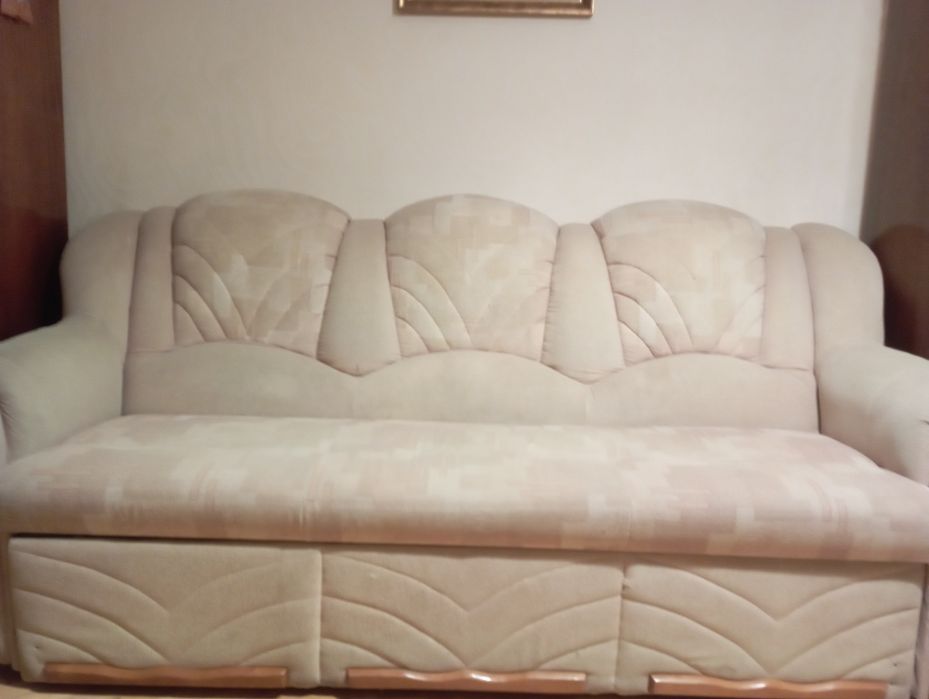 Продається диван  в нормальному стані.