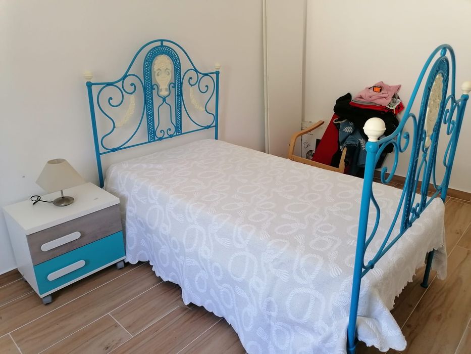 Cama com mesa de cabeceira (como novo)