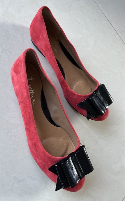 Baleriny Clarks SoftWear czerwone zamszowe czarna kokardka  r.39