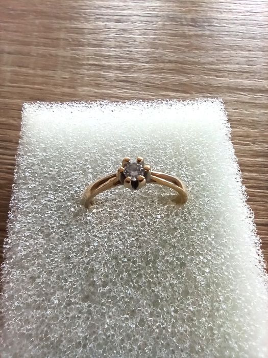 Złoty pierścionek z brylantem MARKO