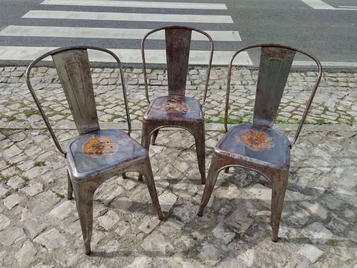 Mesa e cadeiras em chapa