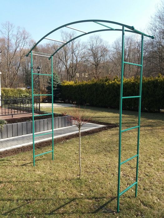 Pergola ogrodowa, metalowa na pnącza, róże, kwiaty