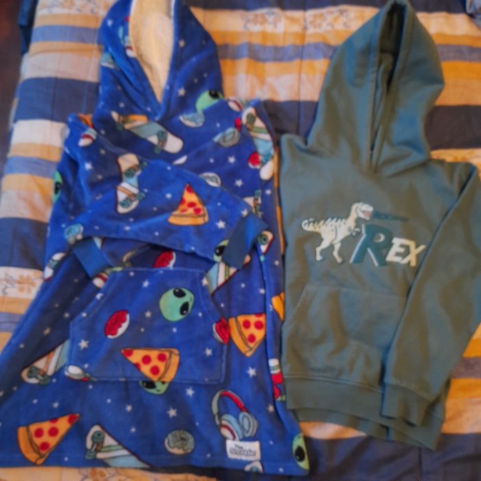 Roupa, t-shirts e sweats  9 e 10 anos e roupão