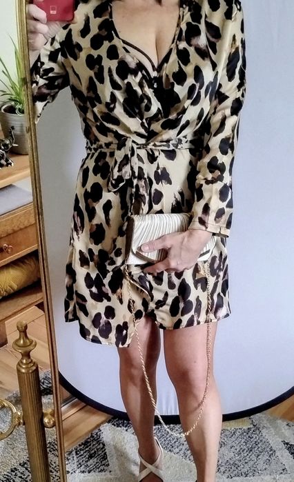 Krótka,imprezowa sukienka, głęboki dekolt, wiązanie, panterka.