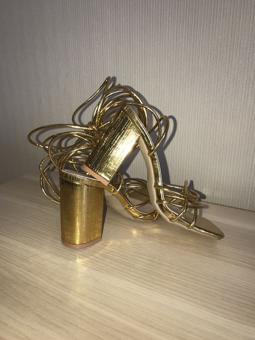 Золоті босоніжки 35 розмір на зав’язках на каблуці