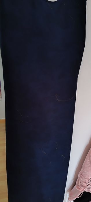 Vestido comprido azul escuro com desenhos dourados, usado