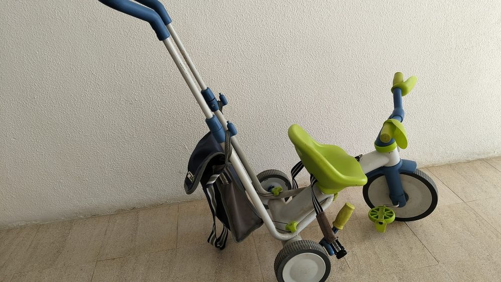 Triciclo criança com bolsa e guião para empurrar