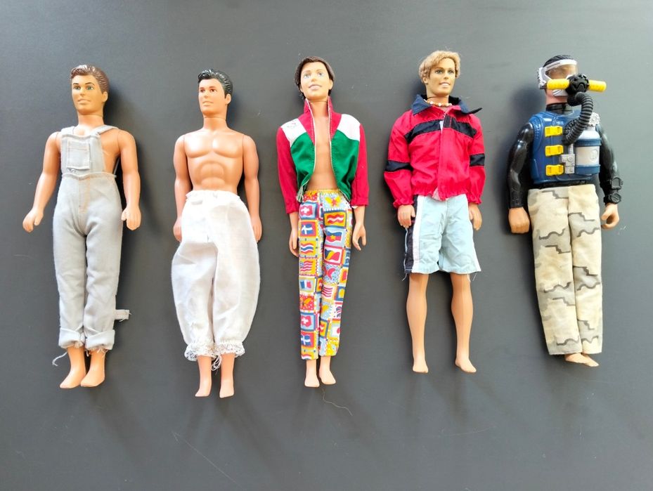 Várias Bonecas e Bonecos