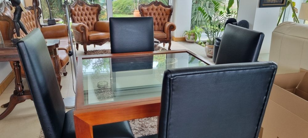 Mesa de jantar extensível + 4 cadeiras – Muito bom estado.