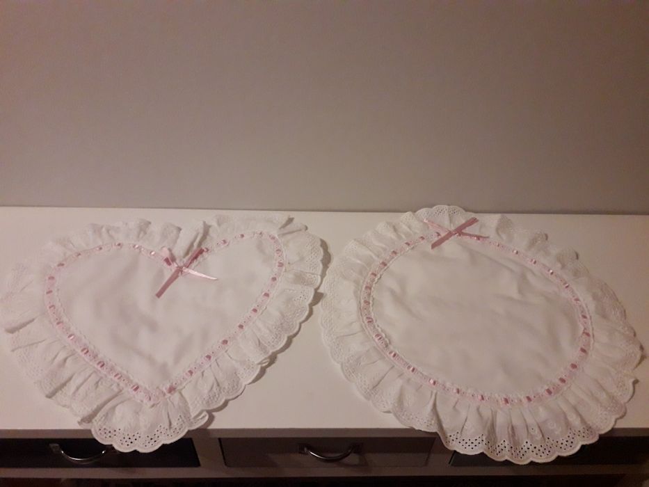 Fronhas e naprons com fita rosa