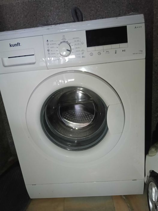 Como novo, máquina de lavar Roupa, está no Reis do chão, estou a despachar por motivos de mudança.