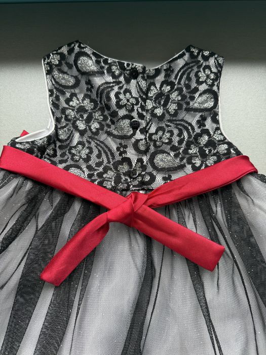 Piękna błyszcząca sukieneczka balowa dla małej księżniczki