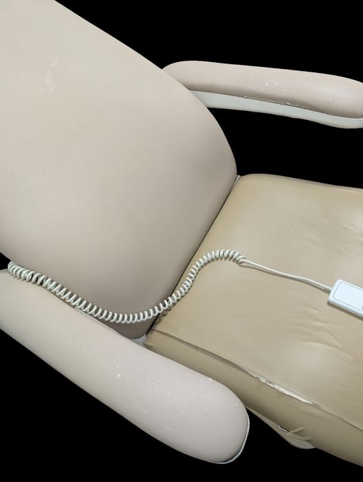 Fotel kosmetyczny elektryczny beżowy kosmetolog podolog pilot zabiegi