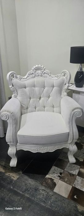 Conjunto de poltronas em madeira robustas