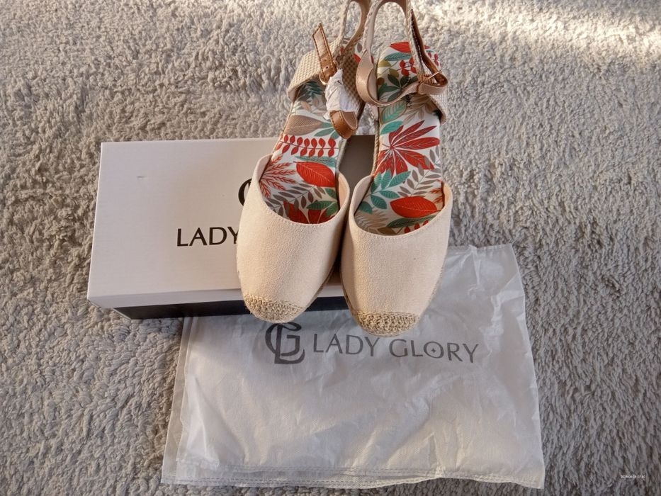 Nowe sandały, sandałki na koturnie, beżowe, rozm. 41