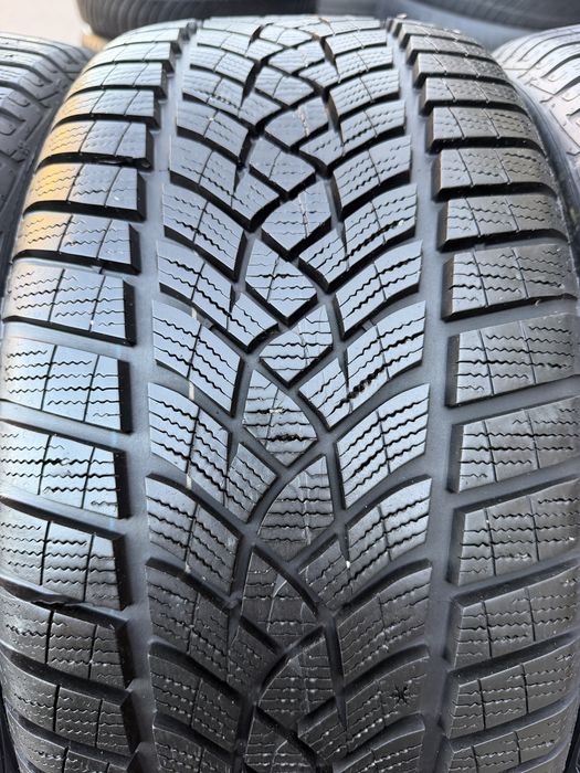 Шини 235/40/18 GoodYear Ultragrip 4шт 8,3мм