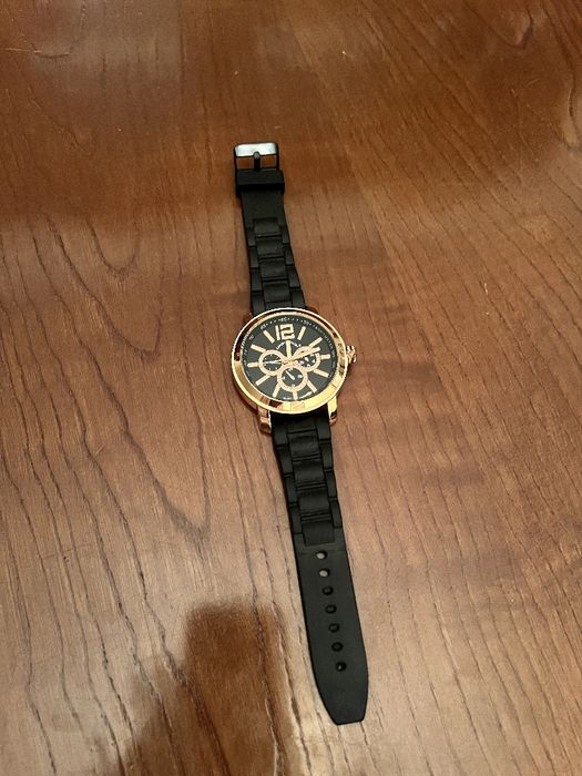 Relógio masculino preto e dourado