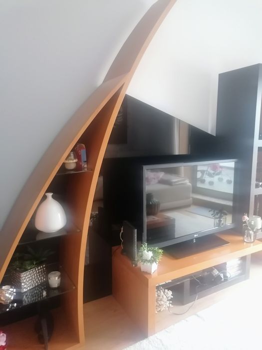 Móvel de TV em madeira e com vidro fosco preto