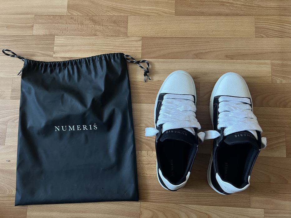 Numeris acrylic black