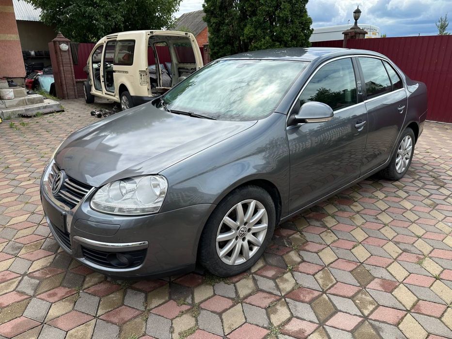 Розборка VW Volkswagen Jetta 5 Мотор 1.6 Капот Бампер Решітка Дзеркало Двері Скло Фари Телевізор Полуось Стойки Диски Супорт Торпедо ABS Рульова Рейка