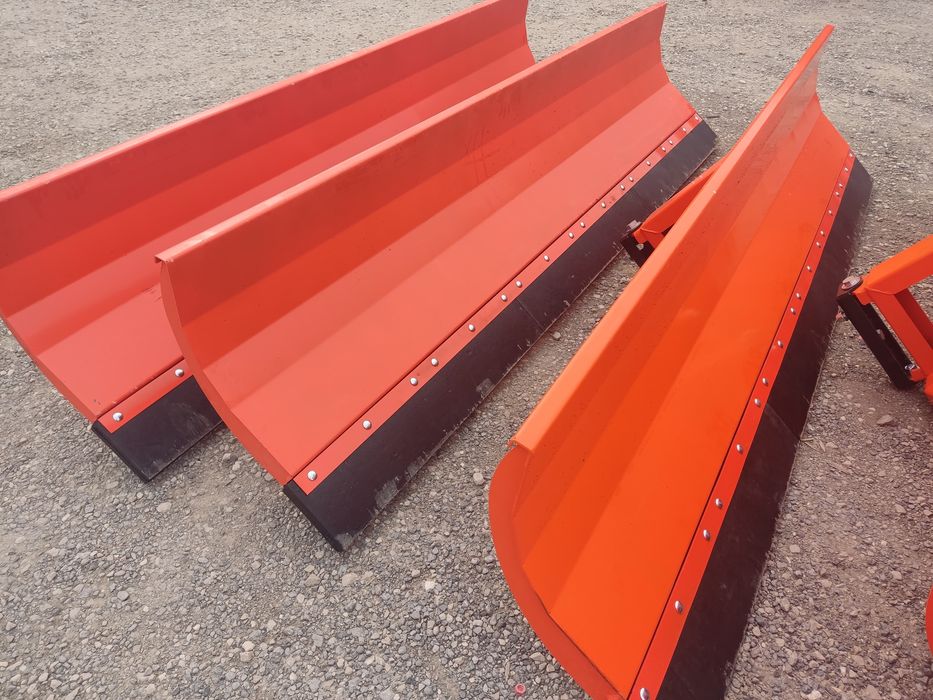 Nowy pług śnieżny, solidna konstrukcja. Transport.