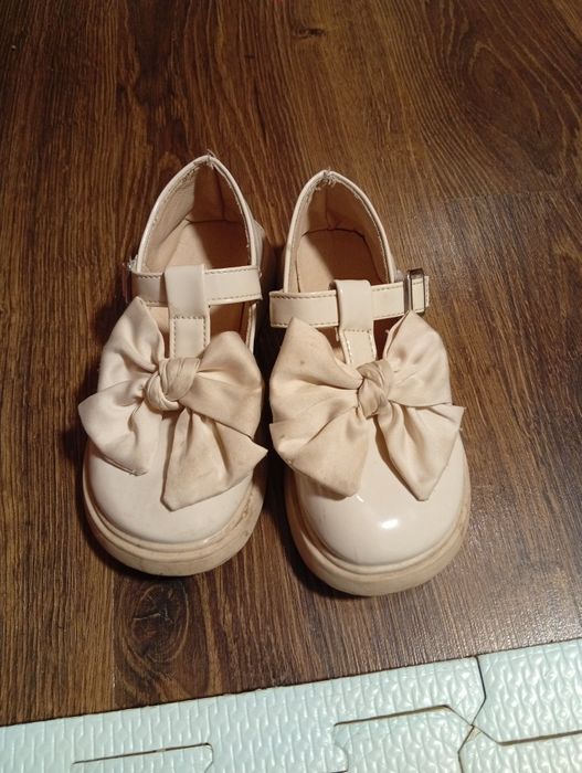 Кросівки, туфлі на дівчинку