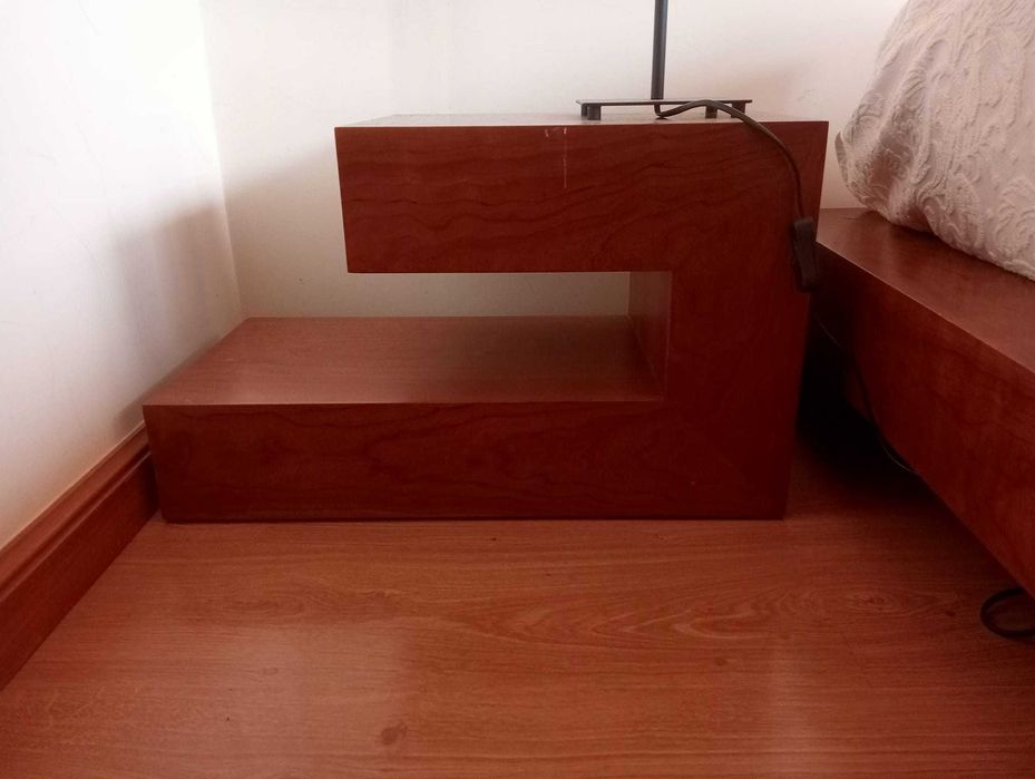 Cama Casal Madeira Nogueira Natural c/ Estrado + mesa apoio
