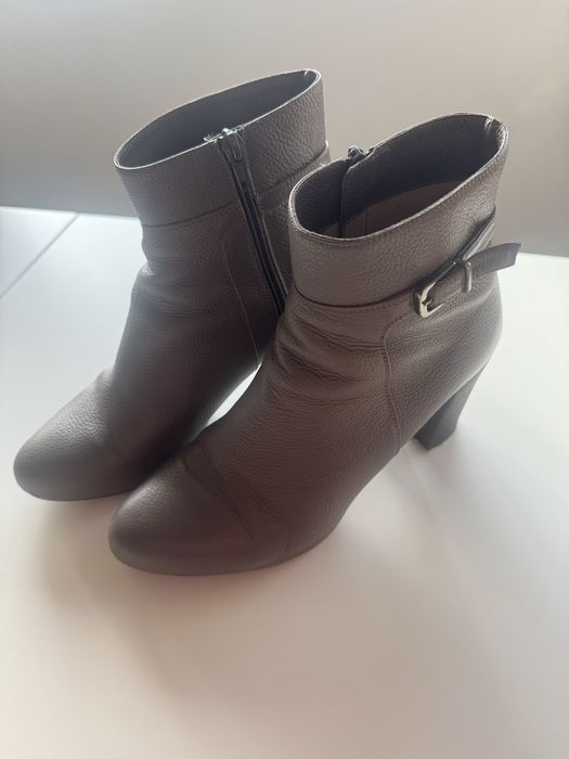 Botas em pele cinza - Sola de borracha