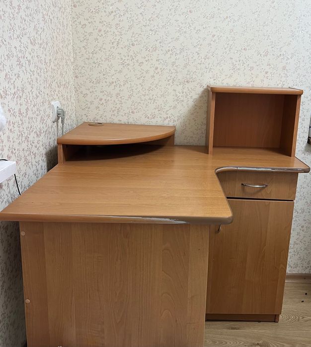 Компʼютерний стіл