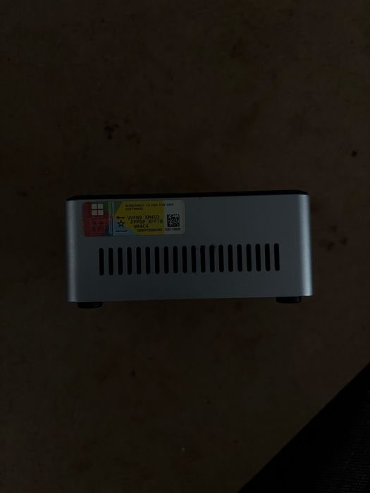 Intel NUC5PPYH (modelo de 2015), um mini PC compacto e fanless (sem ventoinha)