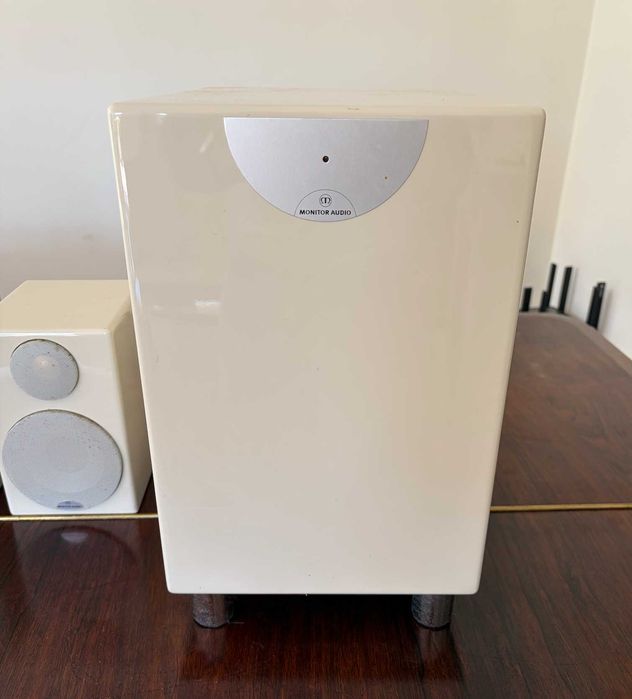 Monitor Audio Radius 5.1 — Subwoofer ativo + 5 colunas (branco)