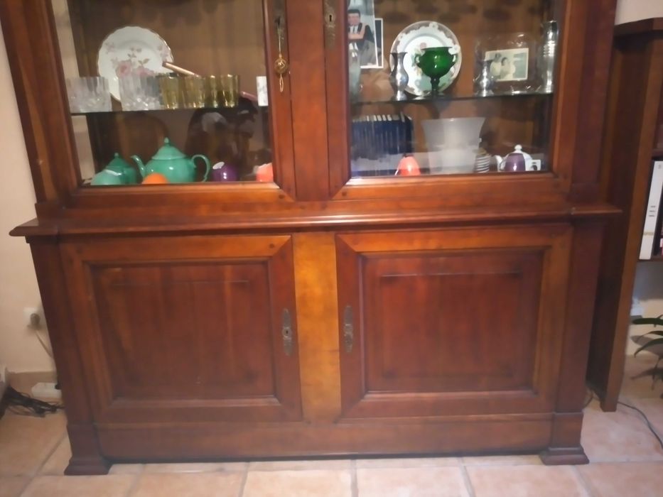 Móvel cristaleira em nogueira maciça da Ambitat