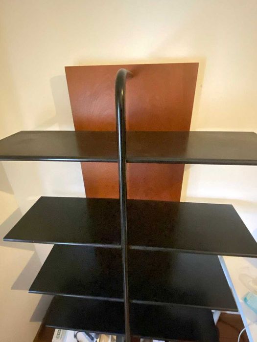 Estante madeira maciça com suporte de metal