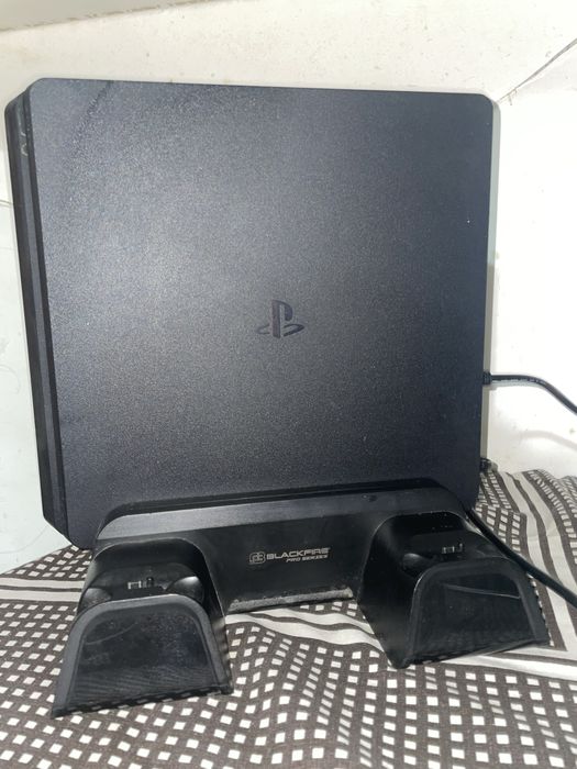 PlayStation 4 Slim 1TB e monitor aoc 100hz-Em ótimo estado