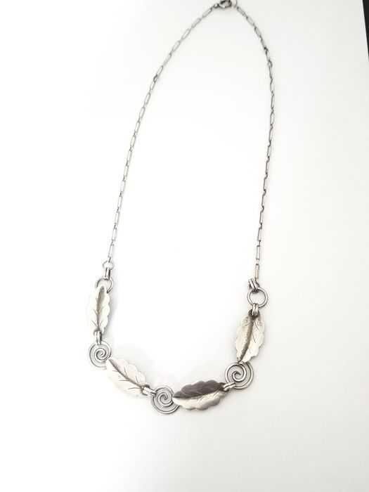 Bonito Colar -  em Prata - como Novo