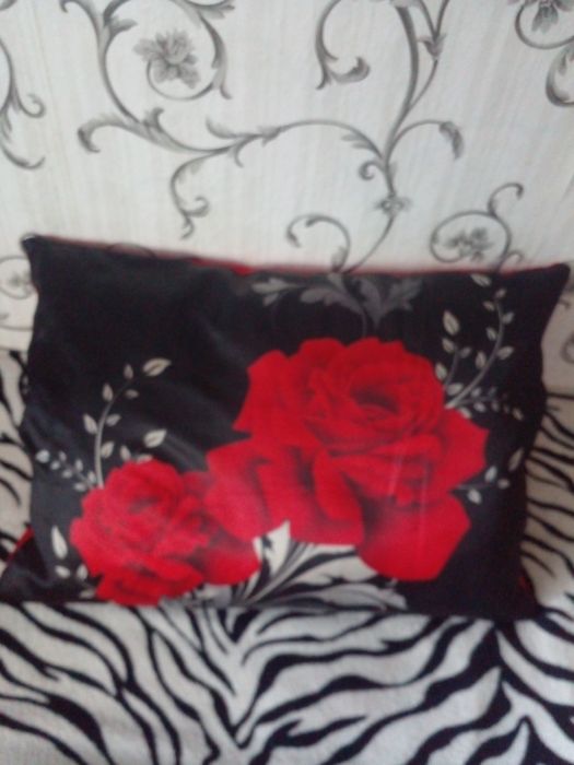 Подушки большие на диван или кровать.