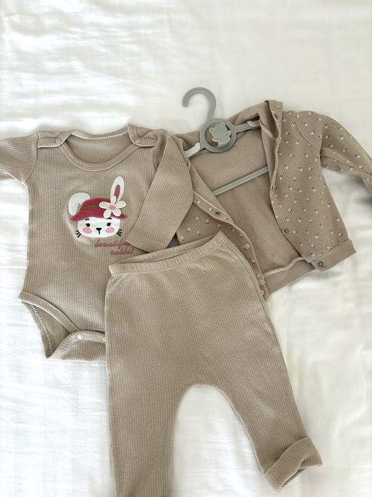 Весенний,летний костюм тройка 6-9 месяцев (бодик,штаны,кофта)