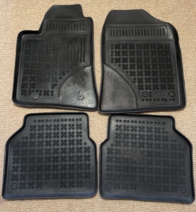 Гумові коври Toyota Avensis (T-25) 2004 рік