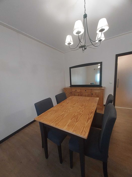 Mobília de sala com Cristaleira e mesa com 4 cadeiras