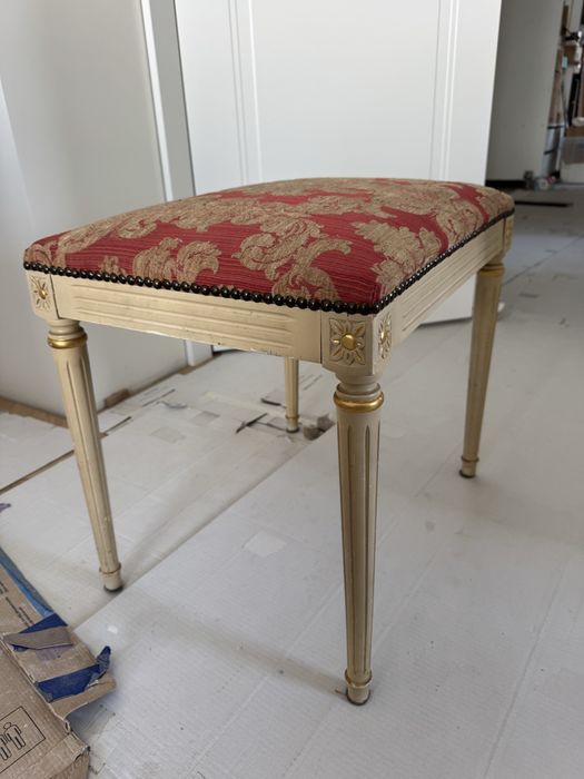 Taboret / pufa w stylu klasycznym tapicerowane siedzisko