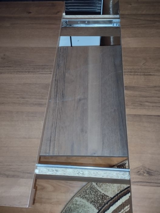 Стіл стан нового 
Стан нового
Довжина 1 м 37 см
Ширина 80 см
Можна зро