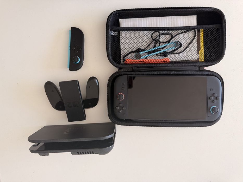 **Nintendo Switch 2 + 2 Jogos + 3 Joy-Con + Acessórios | Como Nova**