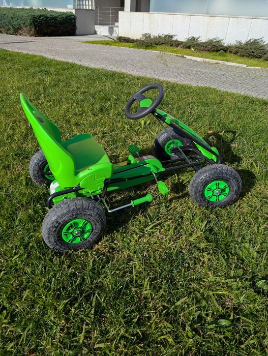 Carro de pedais verde
