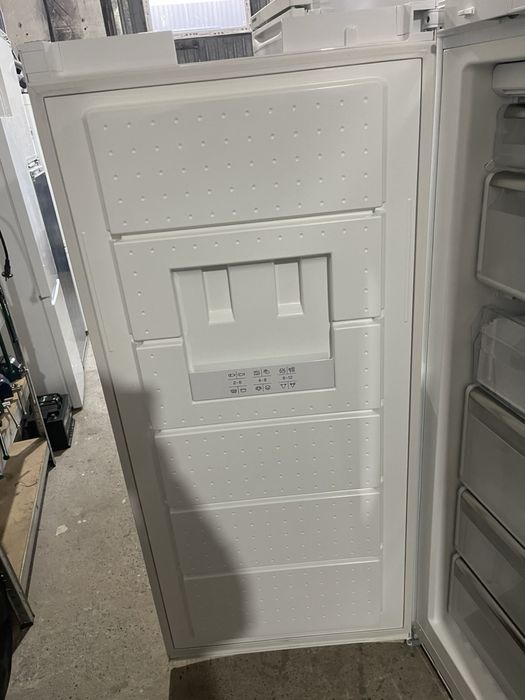 Вертикальна морозильна камера Philips.