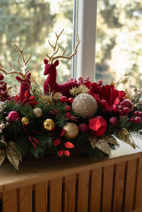Новорічна композиція з оленями, різдвяний декор в дерев'яному кашпо