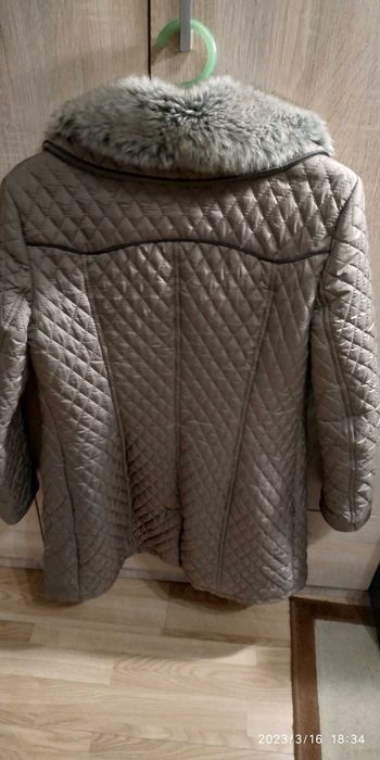 sprzedam damską kurtkę pikowaną.