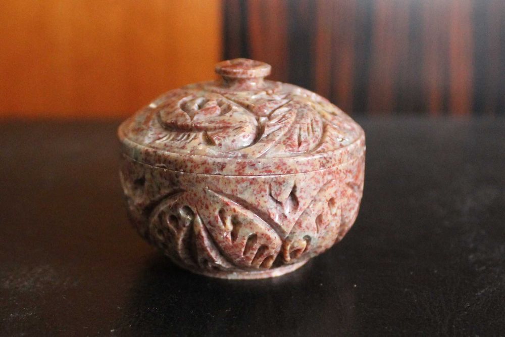 Caixa de pedra sabão vintage, esculpida à mão, com tampa