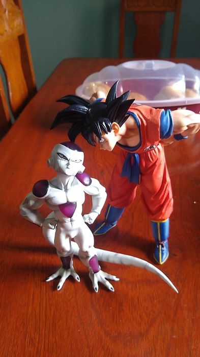 Figuras Son Goku e Freezer Conjunto