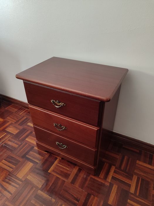 Mesa de cabeceira em madeira.